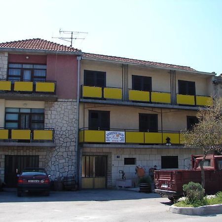 Apartments Ive - With Sea View Тисно Екстериор снимка