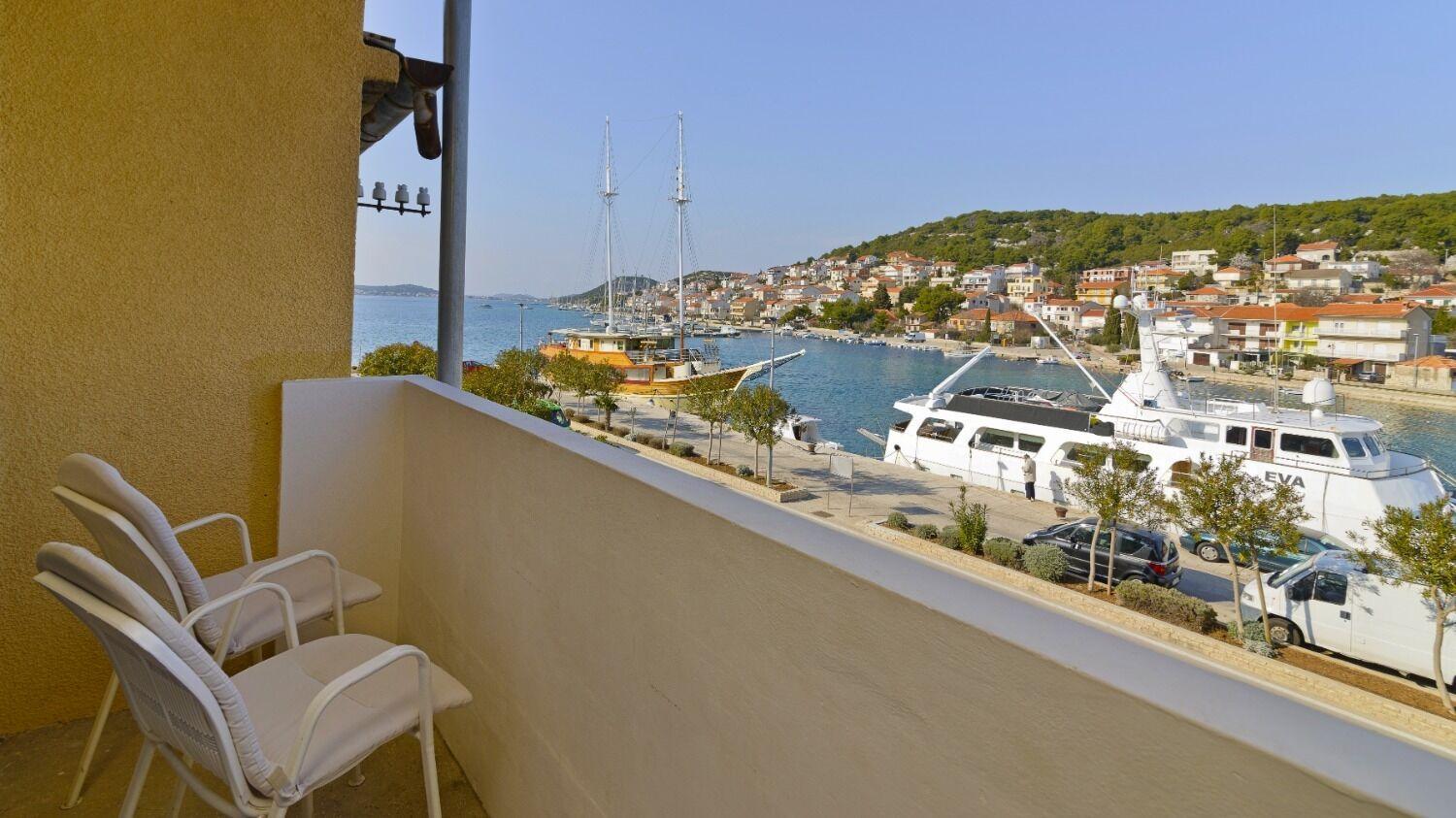 Apartments Ive - With Sea View Тисно Екстериор снимка